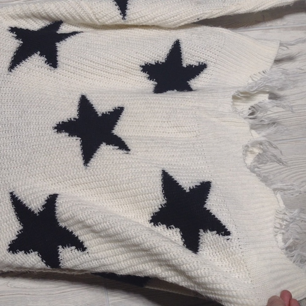 Oversized Star Sweater W/ Fringe! - Picture 11 of 15